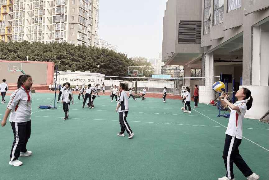 向天借地向上生长 成都市七中育才学校学道分校楼顶运动场景再上新皇冠体育官网(图3)