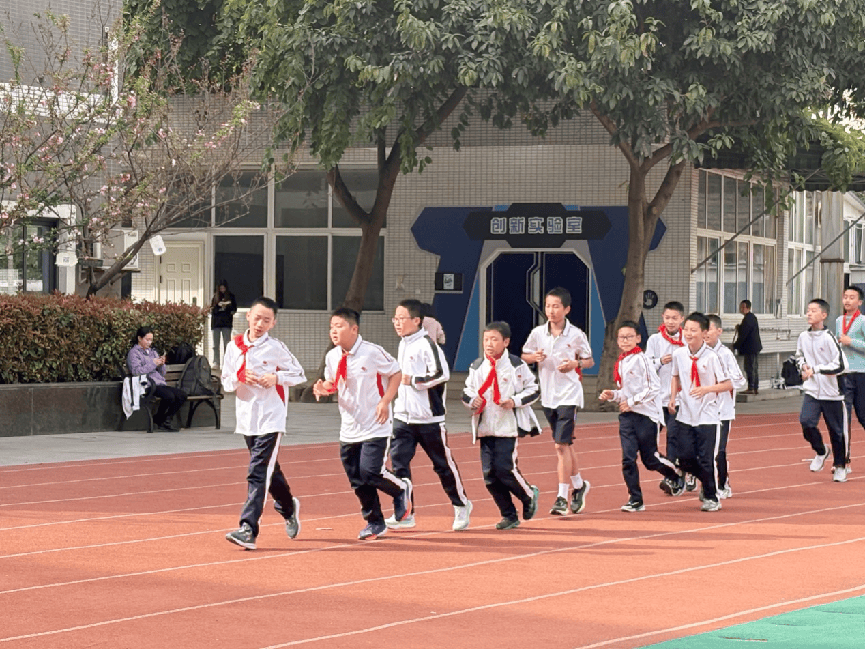 向天借地向上生长 成都市七中育才学校学道分校楼顶运动场景再上新皇冠体育官网(图4)