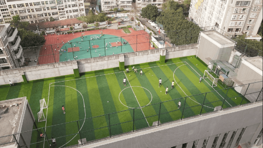 向天借地向上生长 成都市七中育才学校学道分校楼顶运动场景再上新皇冠体育官网(图1)