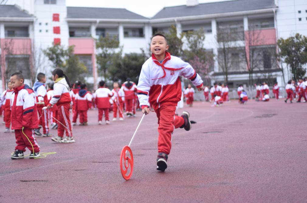 “让孩子们动起来玩起来笑皇冠体育平台”——代表委员热议青少年运动锻炼(图1)