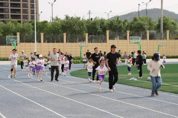 皇冠体育网址校家社协同育人新实践 春秀小学首届亲子运动会圆满落幕(图4)