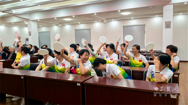 皇冠体育入口武昌区白沙洲街道：趣味运动让居民乐享健康生活(图2)