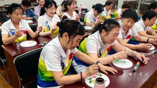 皇冠体育入口武昌区白沙洲街道：趣味运动让居民乐享健康生活(图1)